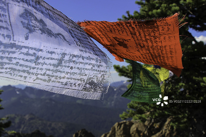 山中的藏旗墙纸色彩风图片素材