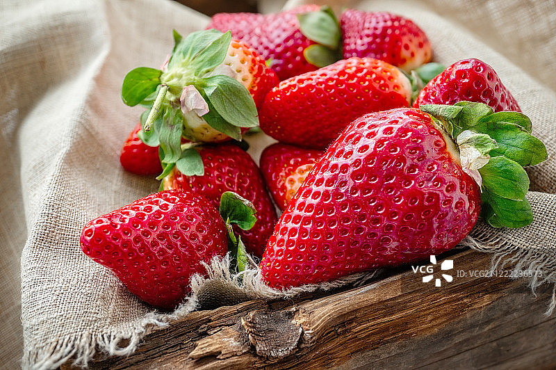 漂亮的成熟草莓在托盘上出售的木制容器，没有塑料图片素材