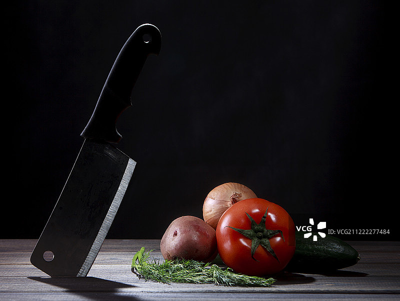 木桌上的刀子和蔬菜图片素材
