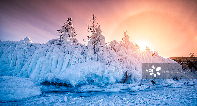 日落时被冰雪覆盖的树图片素材