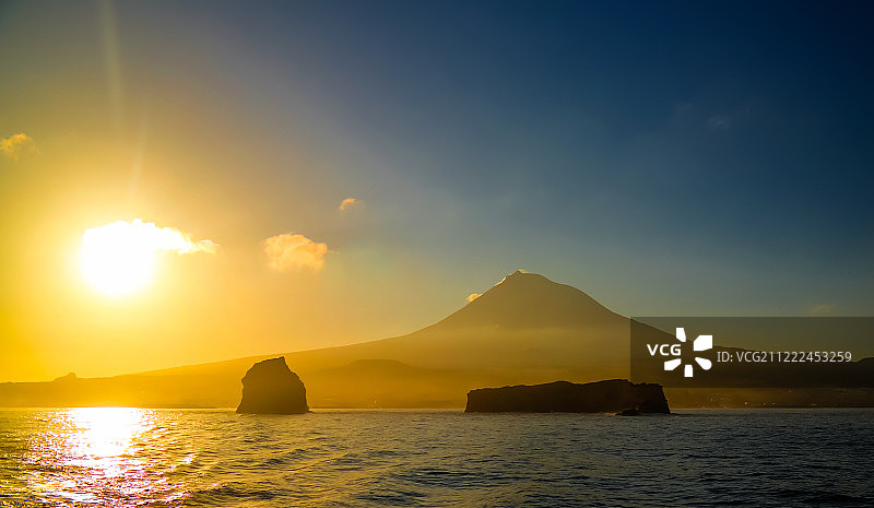 葡萄牙亚速尔群岛的皮科火山和岛屿上的日出图片素材