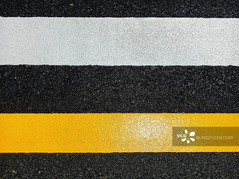 道路交通漆在沥青表面的黄色图片素材