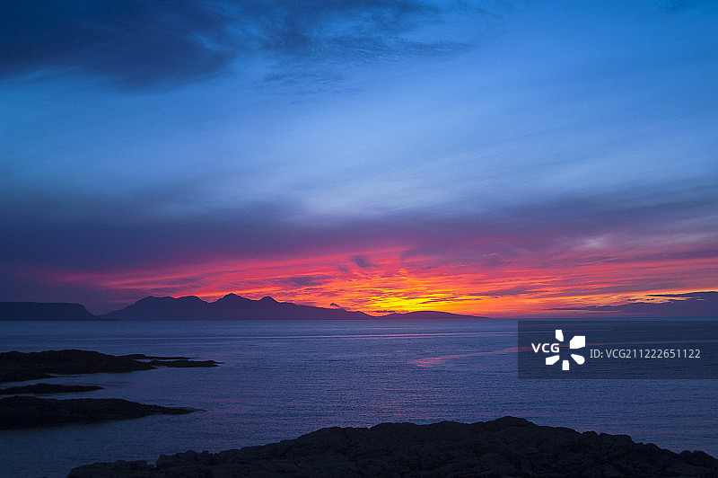 日落，朗姆酒，内赫布里底群岛，苏格兰图片素材
