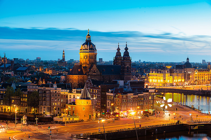 鸟瞰图阿姆斯特丹天际线在历史地区的晚上图片素材