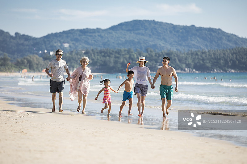 快乐的家庭在沙滩奔跑图片素材