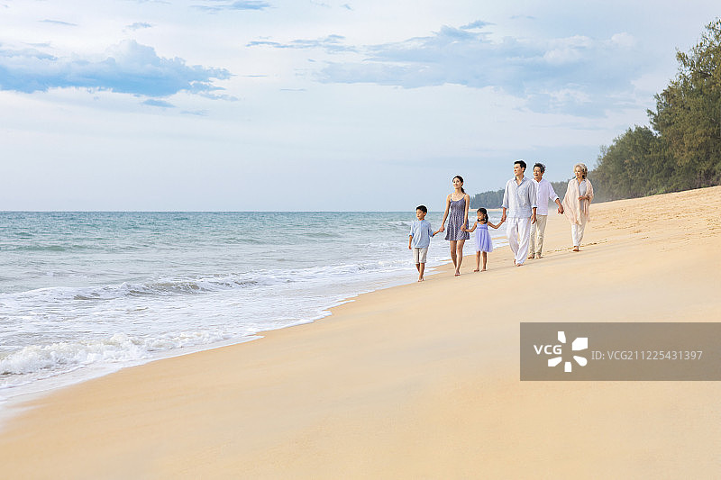 快乐家庭在沙滩散步图片素材