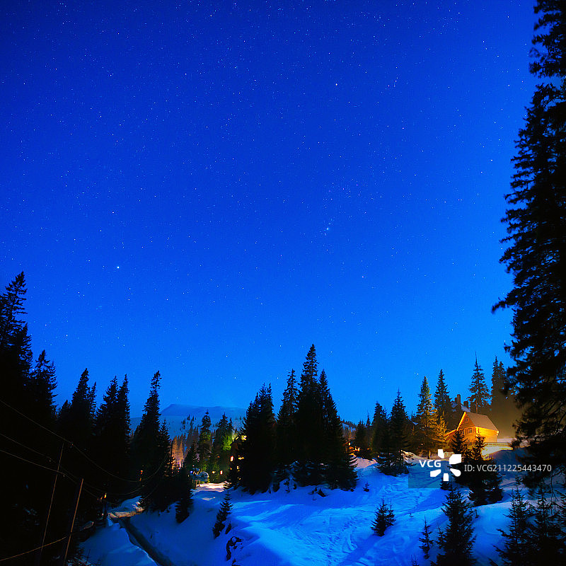 夜冬森林里的房子图片素材