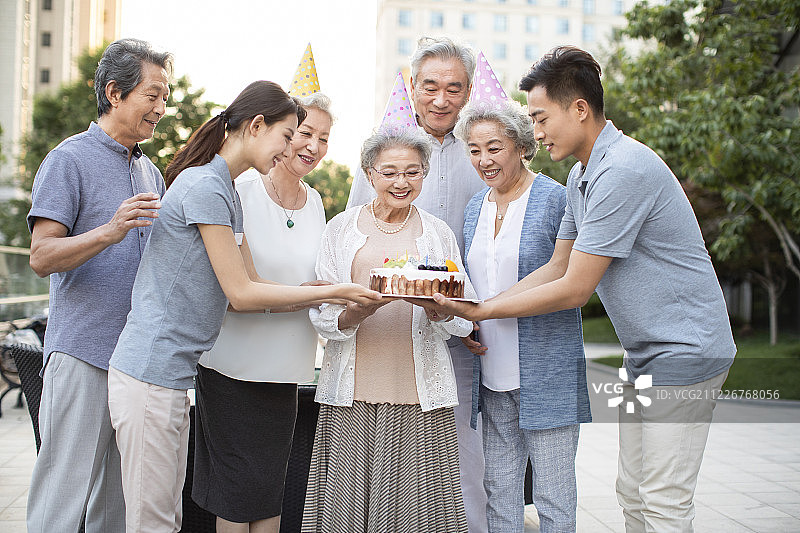 护工和老年人一起庆祝生日图片素材