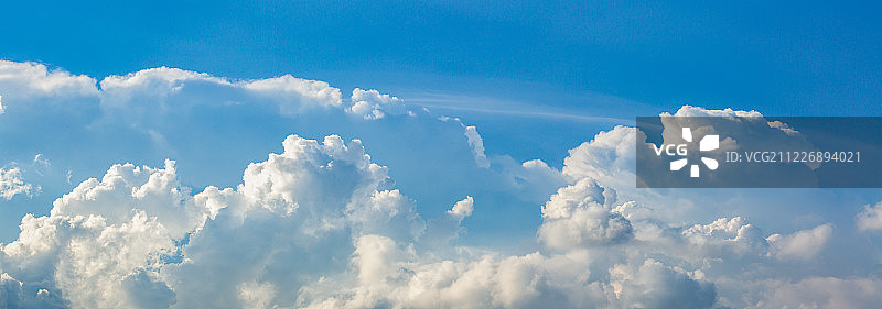 夏天晴空万里白云朵朵全景图图片素材