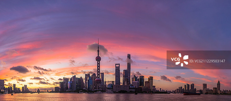 上海城市上空的环状火烧云图片素材