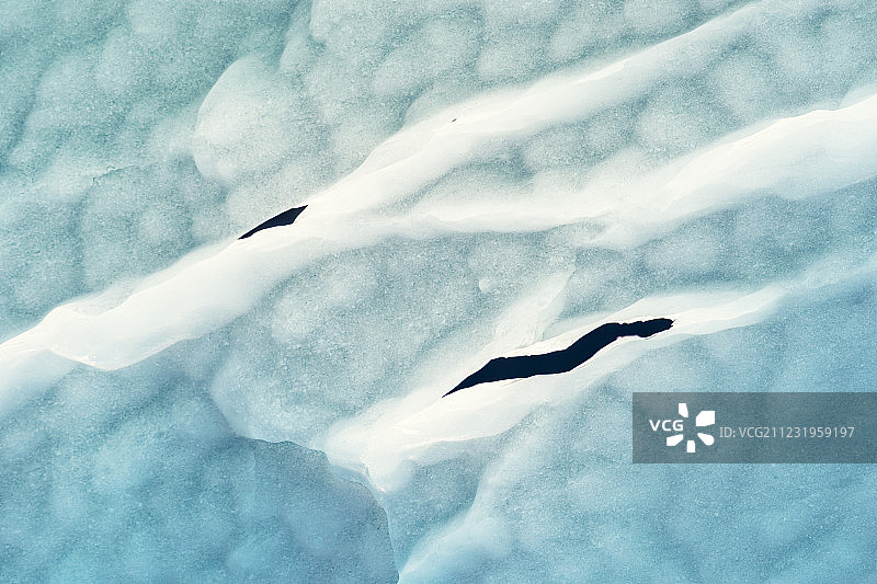 在美国阿拉斯加州东南部的勒孔特湾，一座蓝色冰山从冰川崩解而出图片素材
