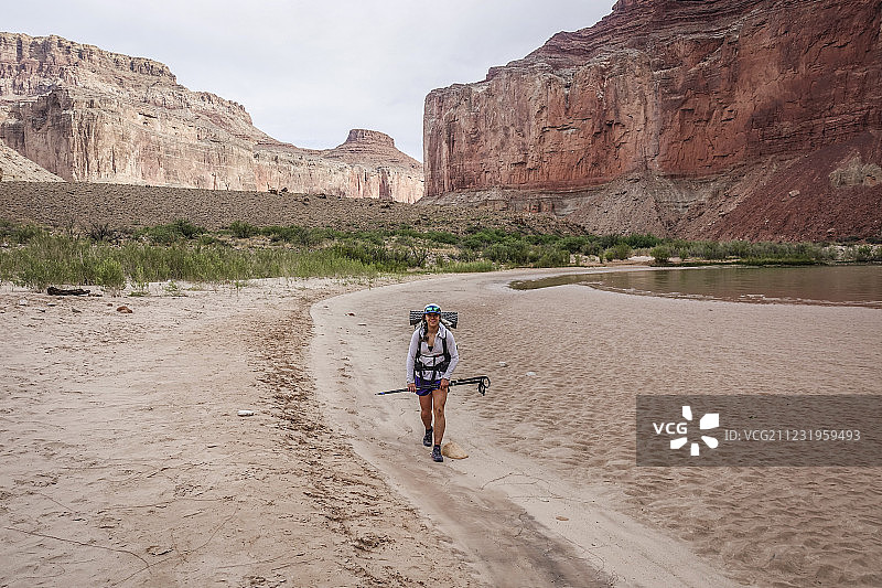 正面视图微笑的女背包客徒步旅行在大峡谷，亚利桑那州，美国图片素材