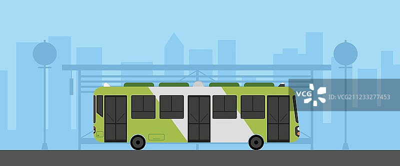平坦的绿色巴士与巴士站在城市场景矢量插图。公共汽车在主要街道与城市景观。有公共汽车站的小镇图片素材