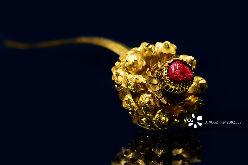 明代金嵌宝石大花顶簪，江阴市博物馆藏。图片素材