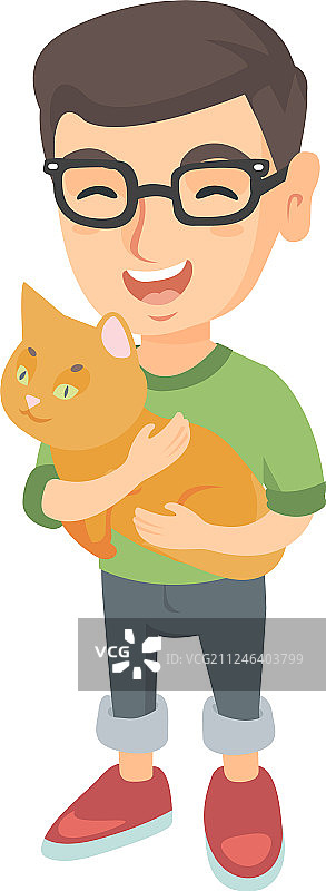戴眼镜的白人快乐男孩抱着一只猫图片素材