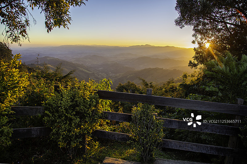 风景与篱笆和曼蒂奎拉山日落，圣保罗州，巴西图片素材