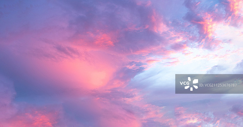 日落时粉红色和紫色的云景图片素材