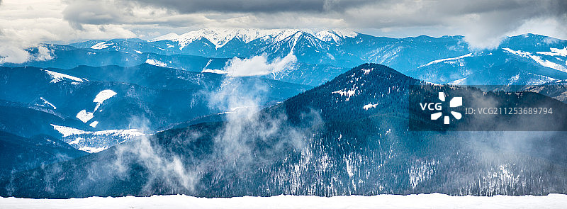 雪山的冬季全景图片素材