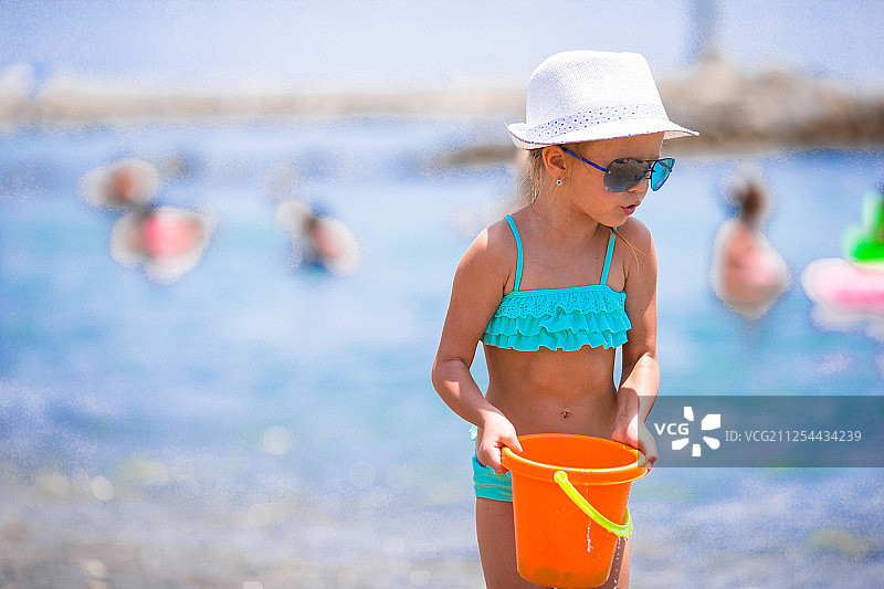 暑假里海滩上可爱的小女孩图片素材