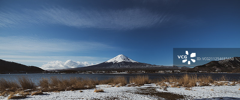 冬季俯瞰湖面的山景图片素材