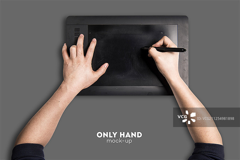 手在一个数字平板电脑，孤立在一个灰色的背景图片素材