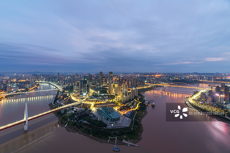 重庆市来福士高楼视角城市天际线图片素材