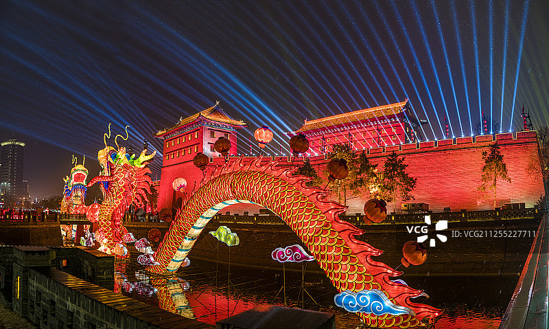 西安春节期间古城墙灯会图片素材