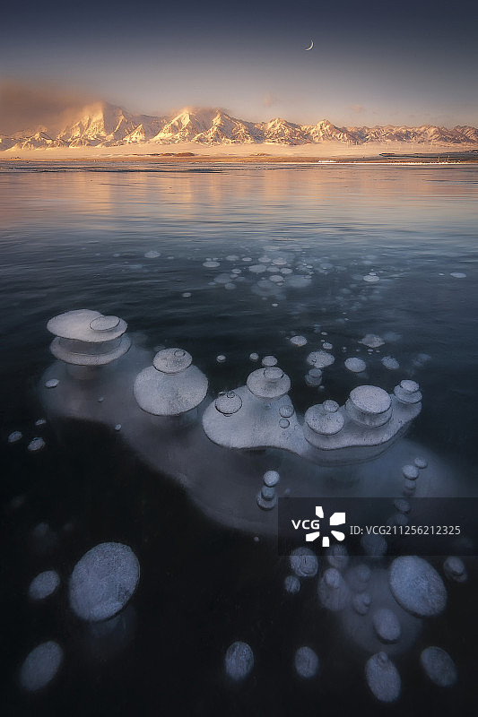 赛里木湖的冰泡图片素材
