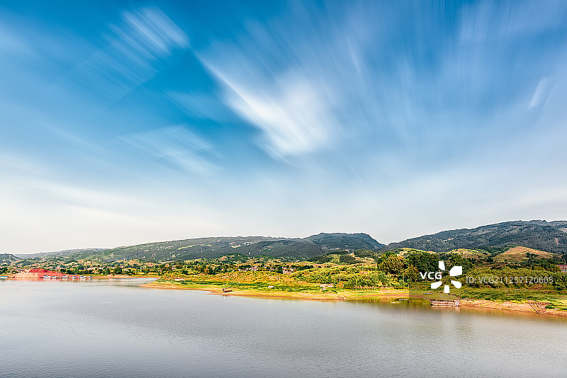 蓝天白云下的重庆乡村湖畔田园风光图片素材