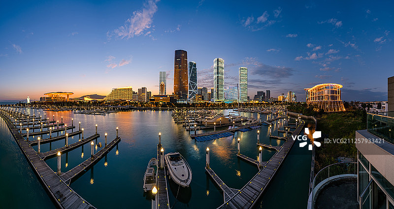 厦门城市风光-游艇码头与会展摩天大楼建筑群图片素材