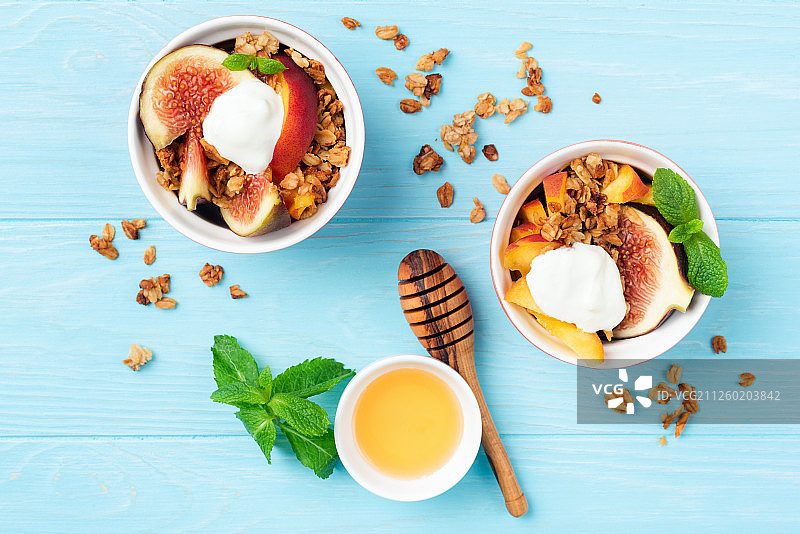 格兰诺拉麦片配无花果，桃子和希腊酸奶图片素材