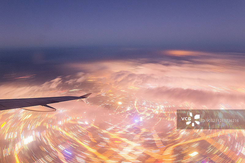 飞机舷窗外的城市夜景图片素材