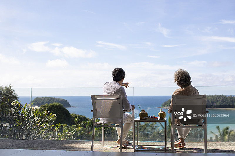 快乐的老年夫妇在阳台欣赏风景图片素材