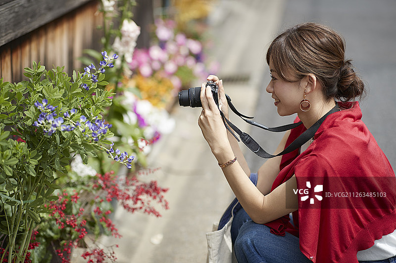 年轻的日本女子参观奈良图片素材