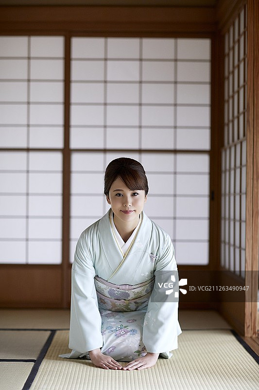 穿着传统和服的年轻日本妇女图片素材