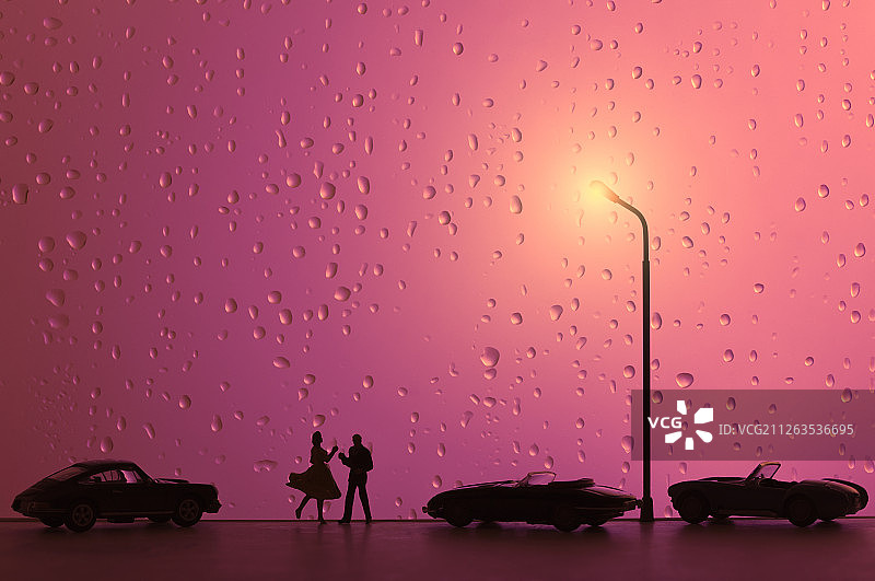 雨滴窗户停车场跳舞的一对情侣图片素材