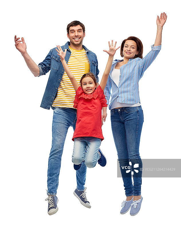 家庭，运动和人的概念-快乐微笑的母亲，父亲和小女儿跳过白色的背景。幸福的家庭跳过白色的背景图片素材