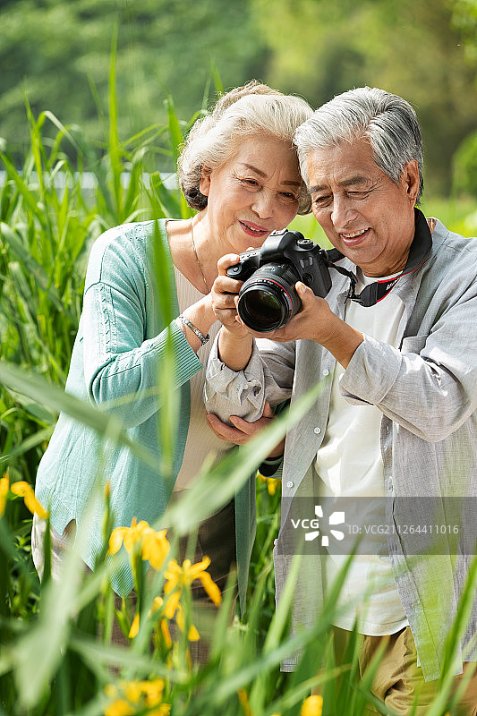 老年夫妇在公园里拍照图片素材