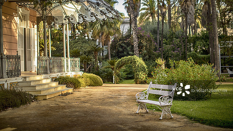 西班牙塞维利亚的院子长椅温暖阳光图片素材