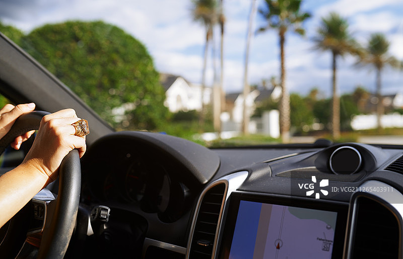 一个女人开着带GPS导航的车图片素材