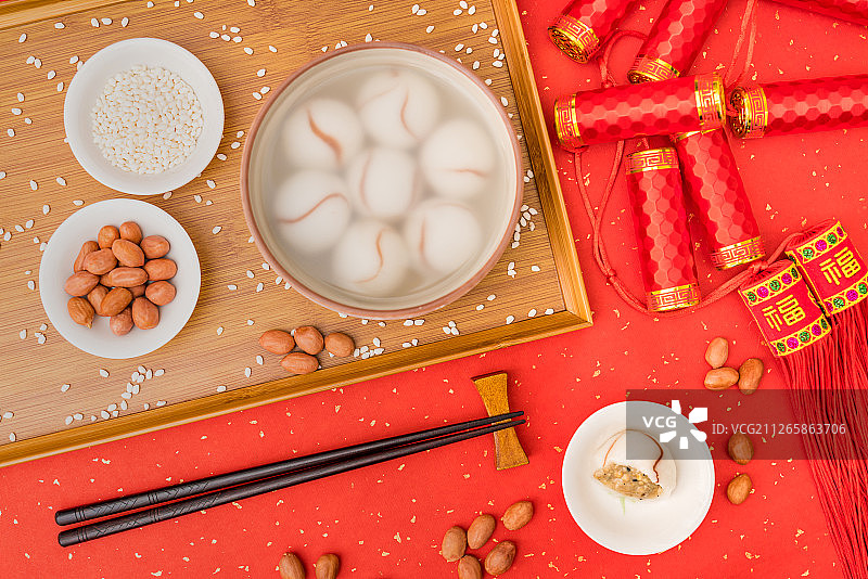 红色背景下的中国元宵节传统美食花生汤圆图片素材
