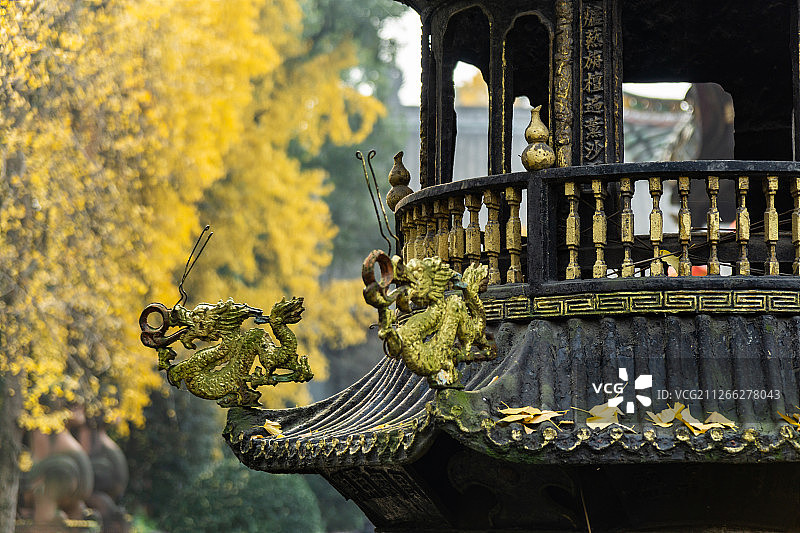 寺庙里的场景，香炉和秋天的景色图片素材