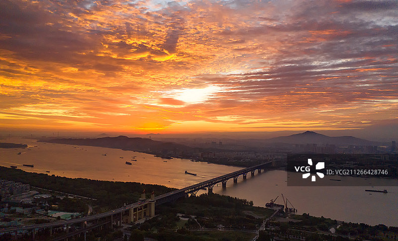 南京长江大桥上空的火烧云图片素材