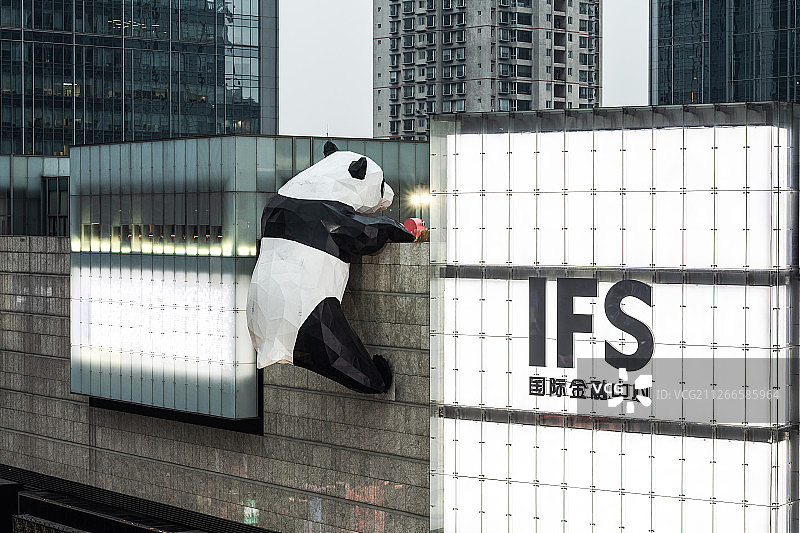 成都IFS国际金融中心熊猫图片素材