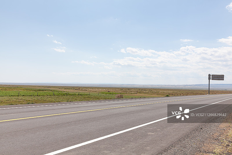 新疆草原公路-汽车广告背景图图片素材