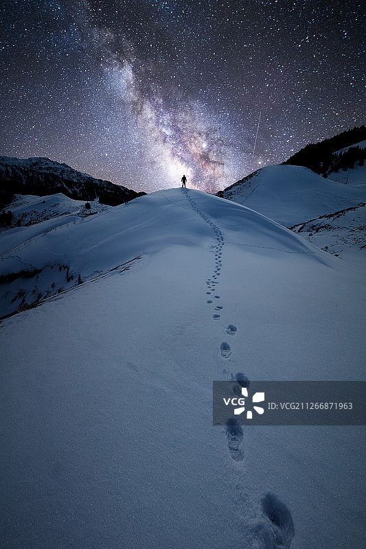 《仰望星河》 踏着齐腰的雪，连滚带爬登上这并不很高的小山包，图片素材