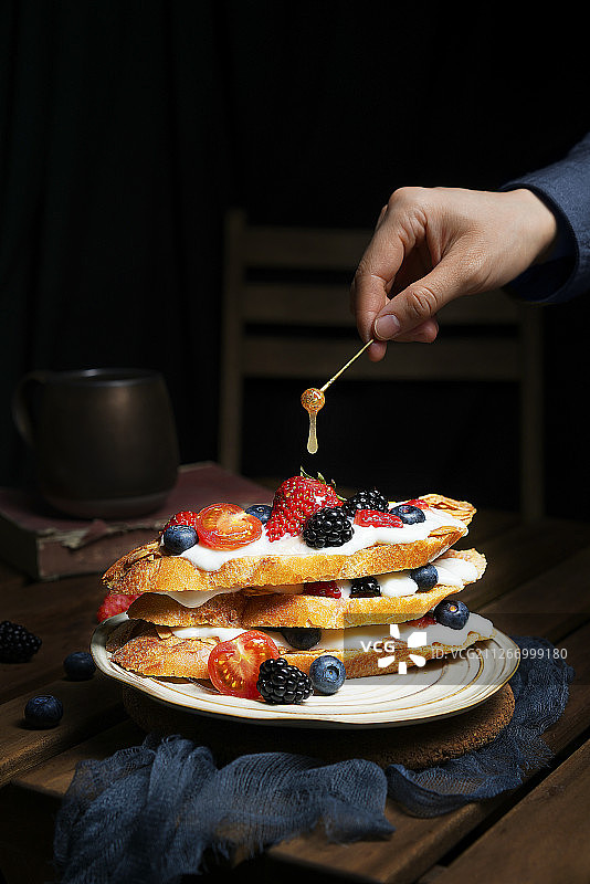 西餐下午茶饼干 甜点 水果 法棍 馍片 面包 蜂蜜 暗调 切图片素材