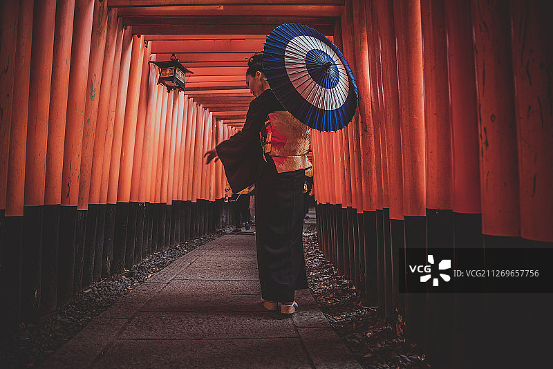 美丽的日本年长妇女走在fushimi inari shr图片素材