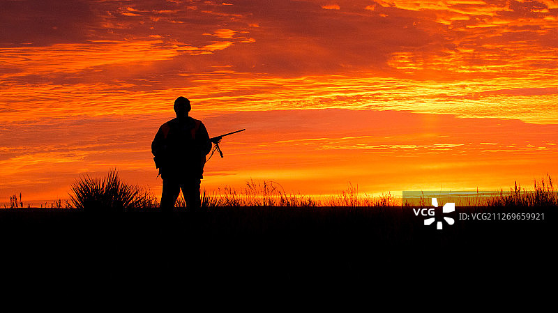 日落时猎鹿人的剪影图片素材