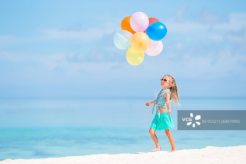 在海滩上拿着气球的女孩图片素材